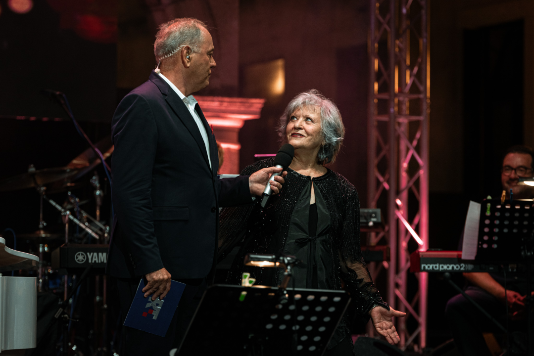 Ikona hrvatske glazbe Meri Cetinić zablistala na pozornici prve večeri Dalmatinske Šansone