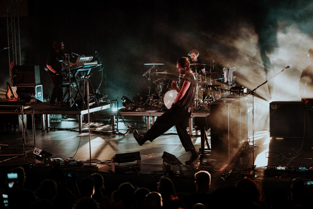 Editorsi održali fantastičan koncert u Šibeniku, nije ih omeo ni vjetar ni kiša