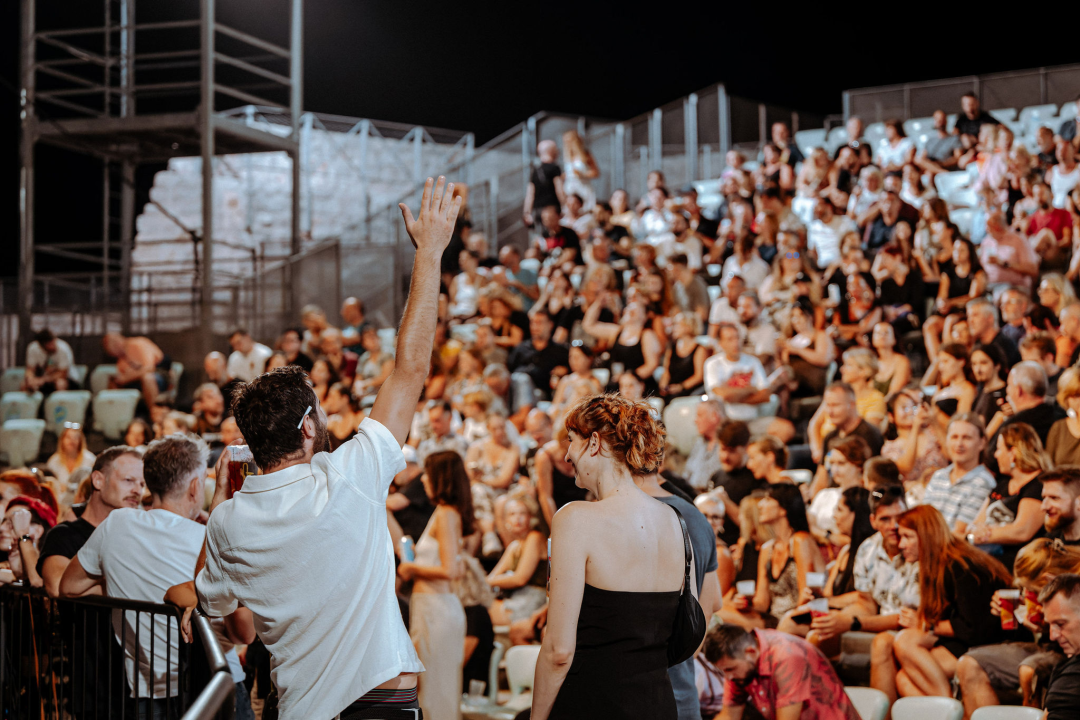 Editorsi održali fantastičan koncert u Šibeniku, nije ih omeo ni vjetar ni kiša