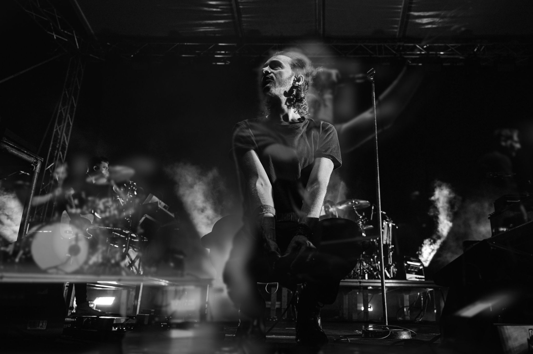 Editorsi održali fantastičan koncert u Šibeniku, nije ih omeo ni vjetar ni kiša