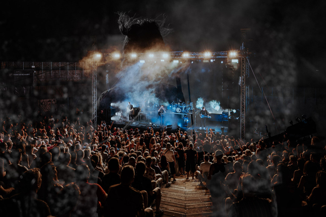 Editorsi održali fantastičan koncert u Šibeniku, nije ih omeo ni vjetar ni kiša