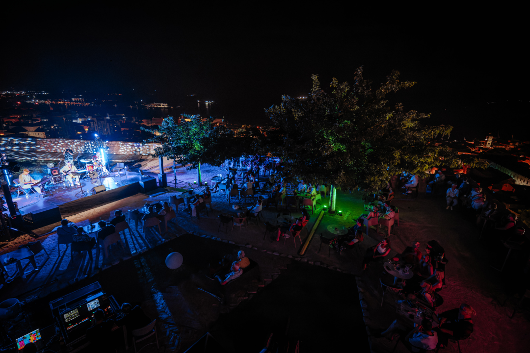 Black Coffee i Ana Uršula Najev na rasprodanom Baroneu: Spoj mladosti i iskustva