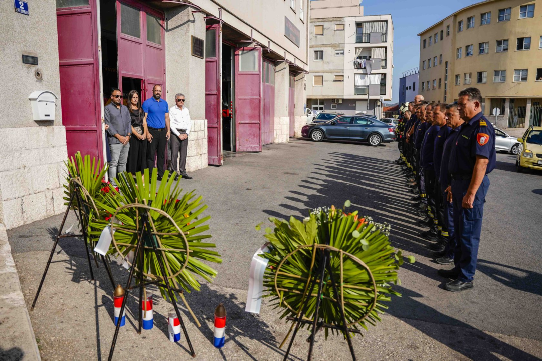 U Šibeniku položeni vijenci za poginule vatrogasce, a u 15.25 sati u svim postrojbama bit će upaljene sirene