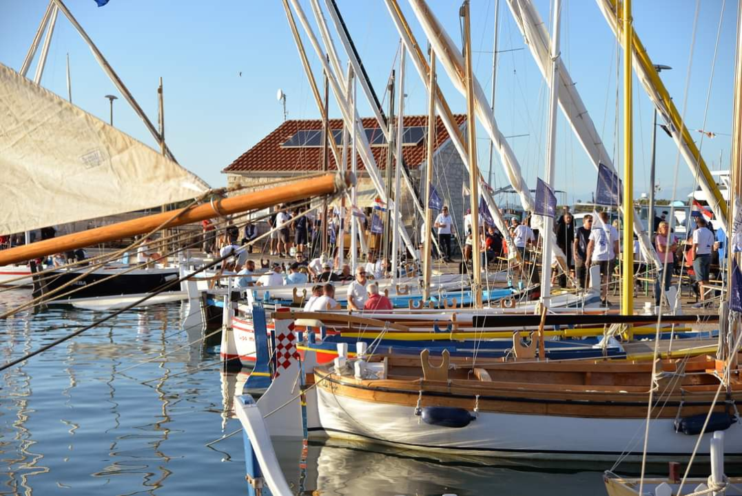 Ove nedjelje na otvorenju 27. Dana Latinskog idra očekuje vas nastup grupe Dalmatino 