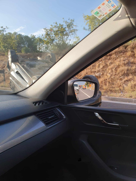 Na magistrali blizu skretanja za Jadriju auto se prevrnuo na krov: Jedna osoba zatražila liječničku pomoć