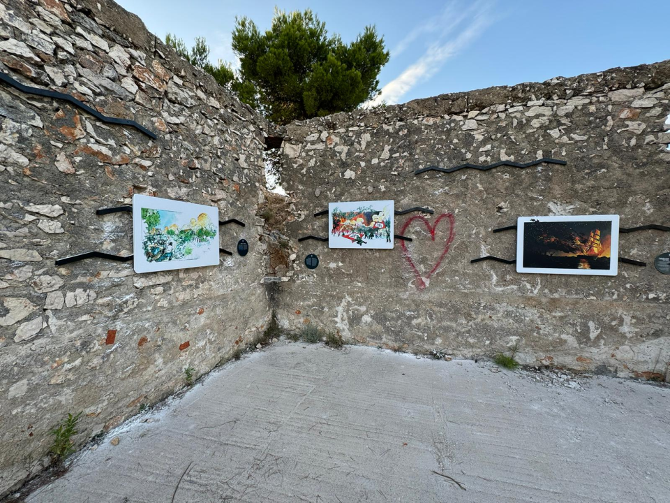 'Antivandalska izložba' Igora Mudronje otvorena u ruševini na Murteru