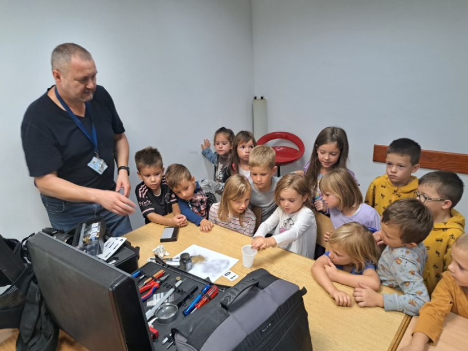 Edukativni susret policajaca i predškolaca DV Tamaris u Vodicama