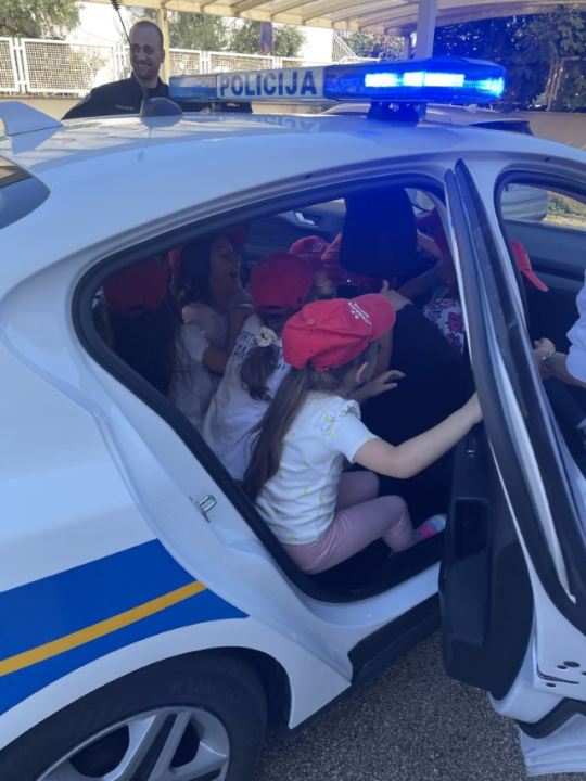 Edukativni susret policajaca i predškolaca DV Tamaris u Vodicama