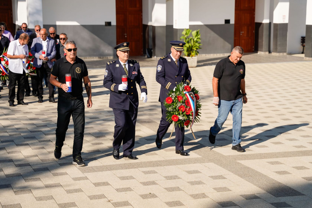 U povodu Dana grada Šibenika položeni vijenci i zapaljene svijeće na Gradskom groblju Kvanj