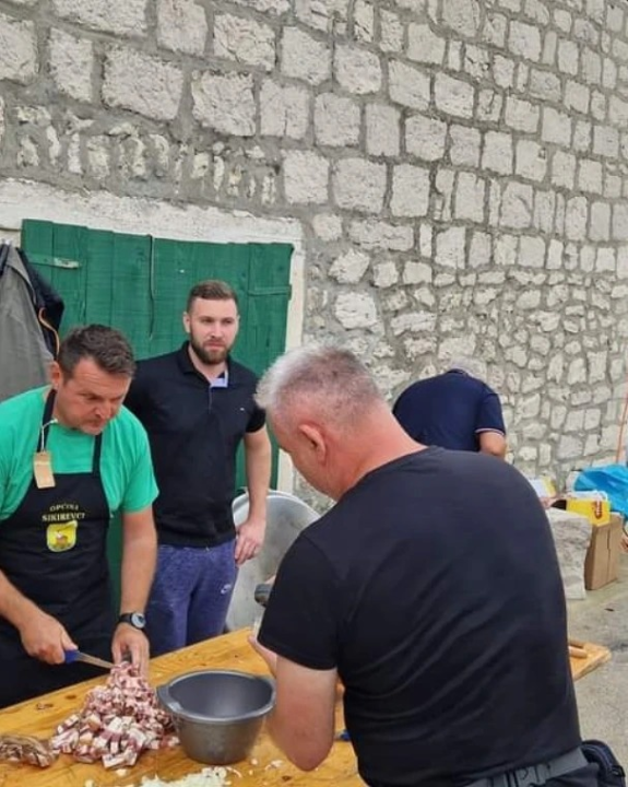 Slavonski duh u srcu Dalmacije: Druženje uz čvarke i čobanac u Tribunju