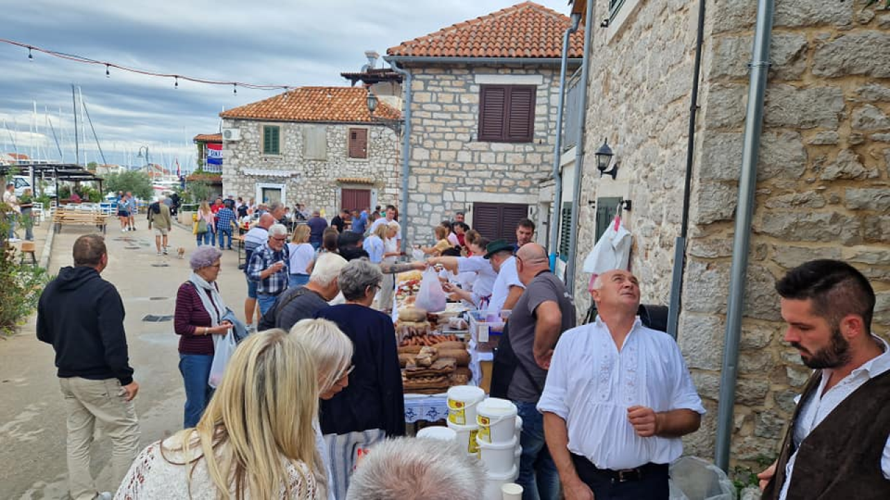 Slavonski duh u srcu Dalmacije: Druženje uz čvarke i čobanac u Tribunju