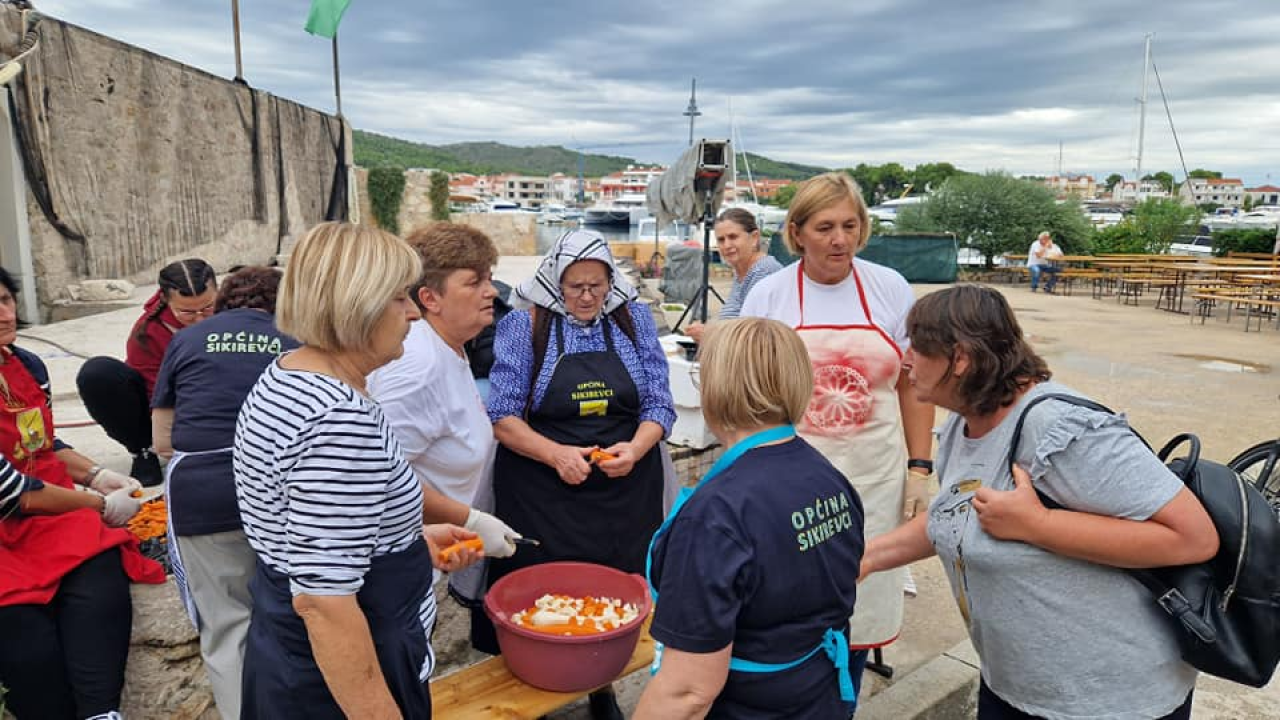 Slavonski duh u srcu Dalmacije: Druženje uz čvarke i čobanac u Tribunju