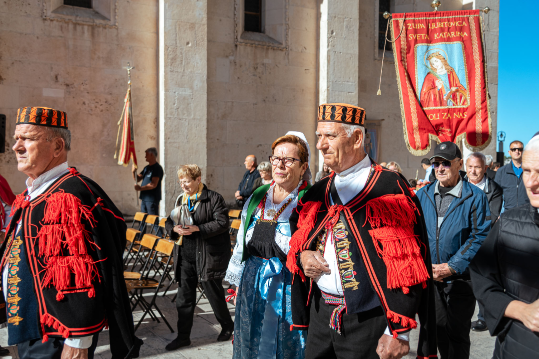 Povodom Dana Šibenika održana tradicionalna svečana procesija ulicama grada i sveta misa