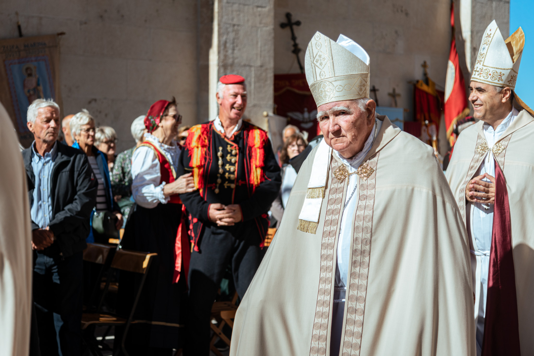 Povodom Dana Šibenika održana tradicionalna svečana procesija ulicama grada i sveta misa