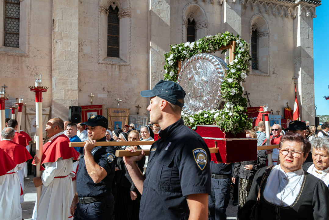 Povodom Dana Šibenika održana tradicionalna svečana procesija ulicama grada i sveta misa