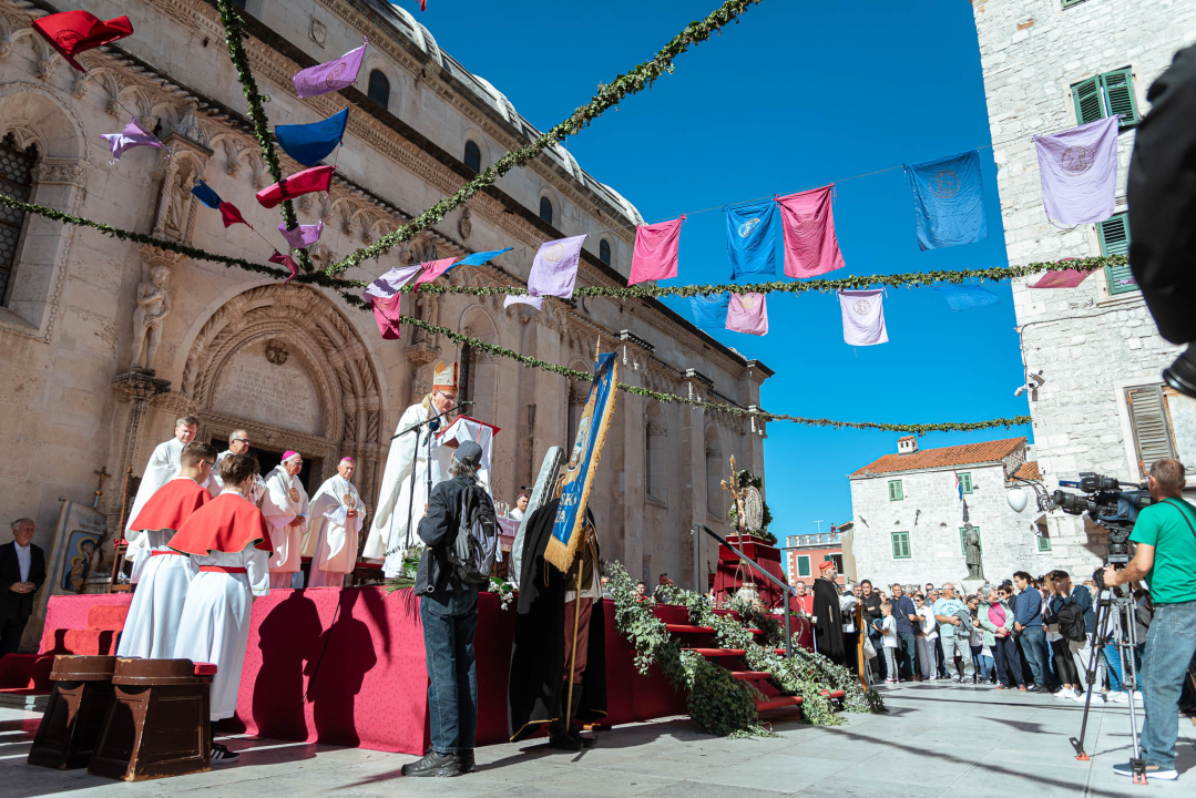 Povodom Dana Šibenika održana tradicionalna svečana procesija ulicama grada i sveta misa