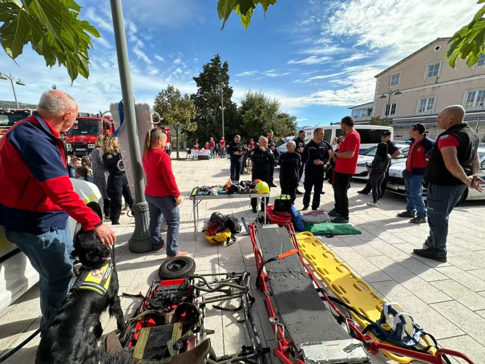 U punoj spremi održana smotra operativnih snaga civilne zaštite Grada Drniša