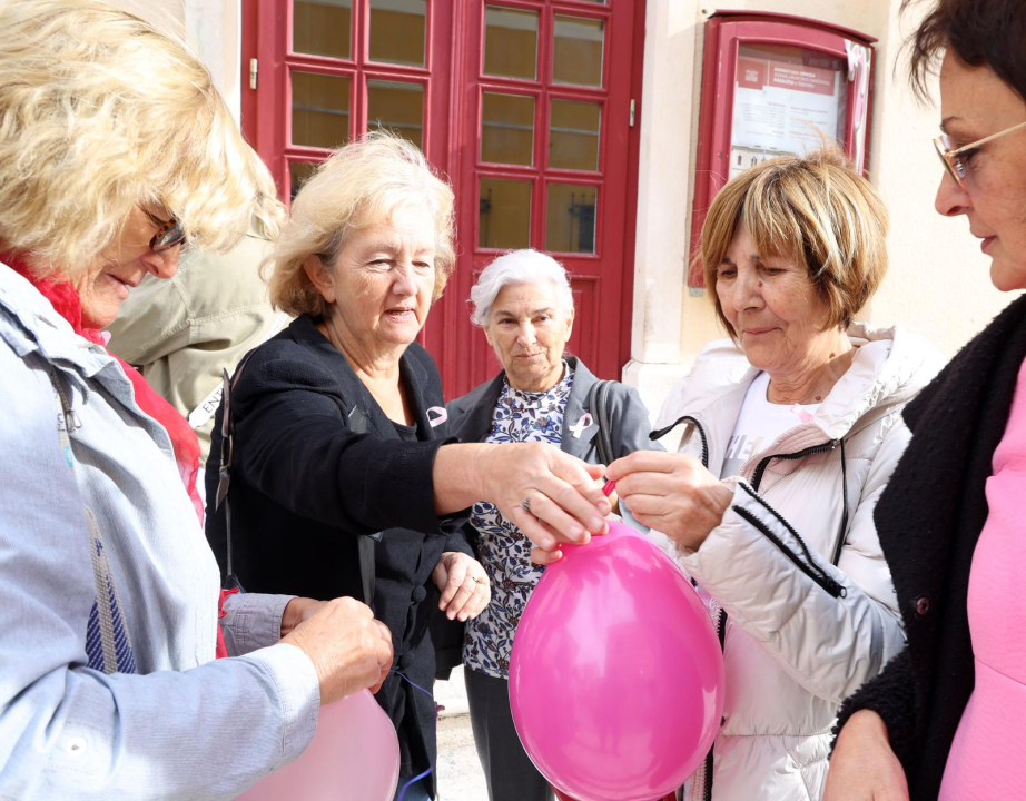 Dan ružičaste vrpce ispred kazališta: U Europi svakih šest minuta jedna žena umre od raka dojke