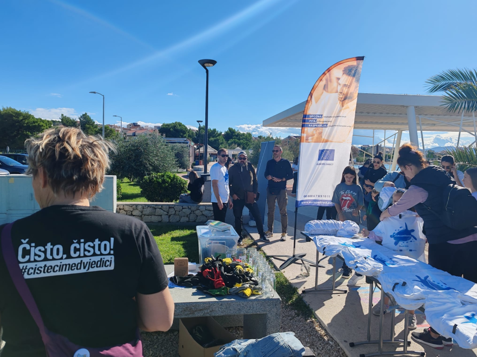 Veliki odaziv na akciju čišćenja plaže Rezalište: Sudionici svih generacija ujedinjeni za čistu obalu