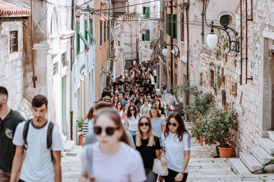 Preko 300 šibenskih gimnazijalaca pohodilo tri tvrđave: 'Ma vidi koliko mladih, lipo li ih je vidit'