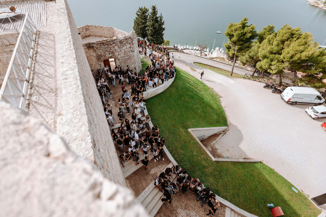 Preko 300 šibenskih gimnazijalaca pohodilo tri tvrđave: 'Ma vidi koliko mladih, lipo li ih je vidit'