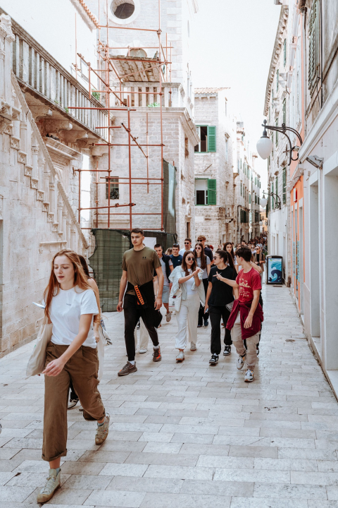 Preko 300 šibenskih gimnazijalaca pohodilo tri tvrđave: 'Ma vidi koliko mladih, lipo li ih je vidit'