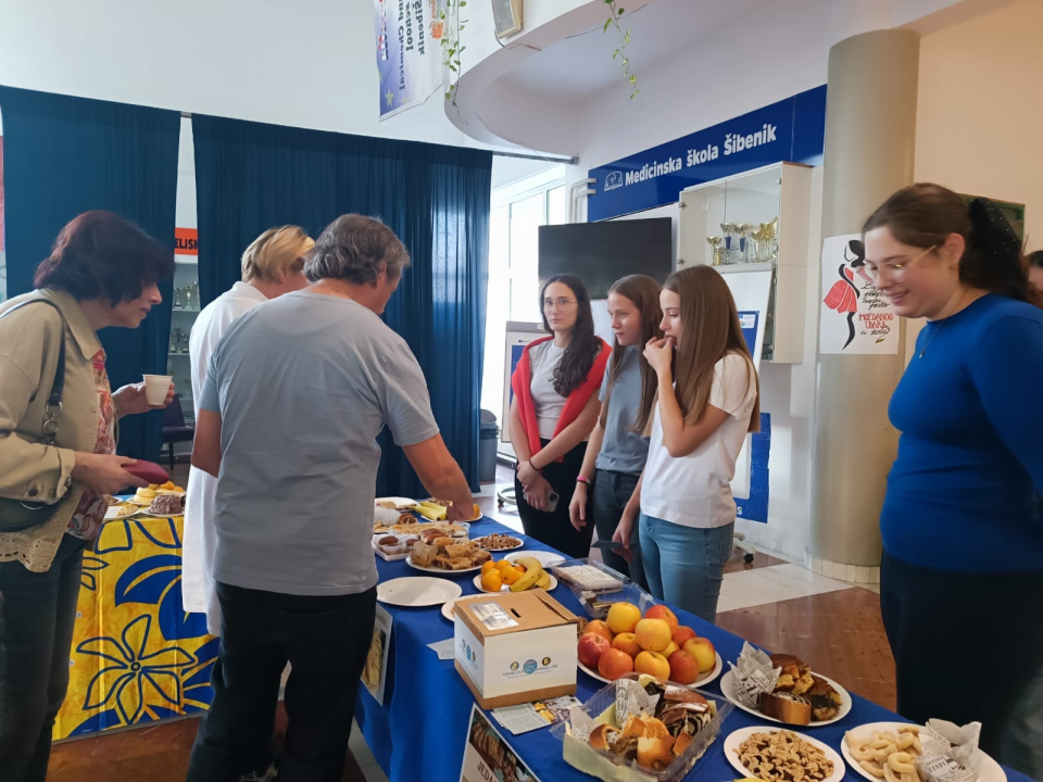 Učenici Medicinske škole pripremali slastice, a sve je imalo i humanitarnu namjenu