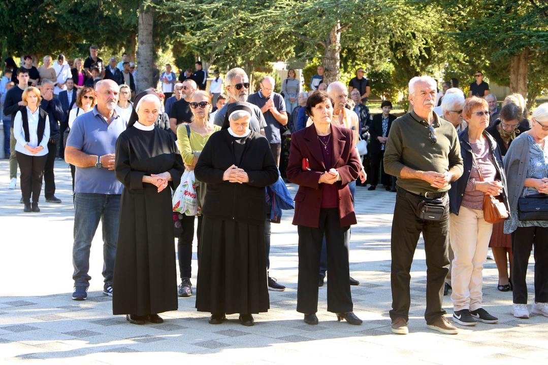 Biskup Rogić predvodio misu na gradskom groblju Kvanj