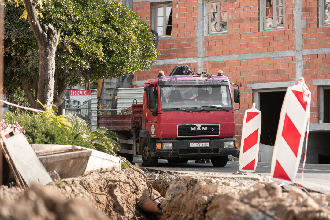 Pogledajte kako napreduju radovi na uređenju nogostupa ispod đardina u Nazorovoj ulici: Kamen umjesto betona