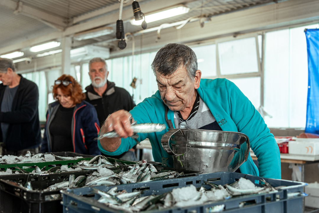 Prepuni banci na šibenskoj peškariji, kupaca ne fali, ali bira se jeftinije
