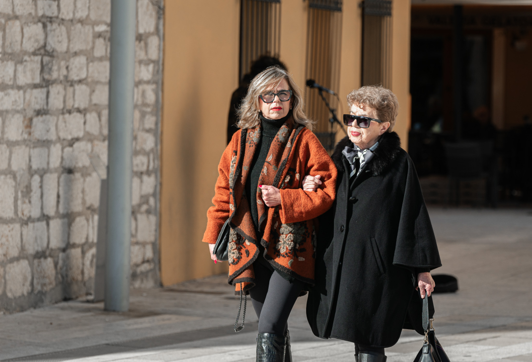 Lijepe Šibenčanke znaju kako dobro izgledati i po buri 