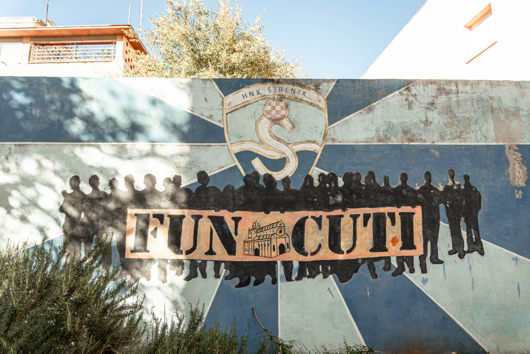 Šibenik diše narančasto: Kvartovi postaju galerije za navijačku umjetnost (2. dio)