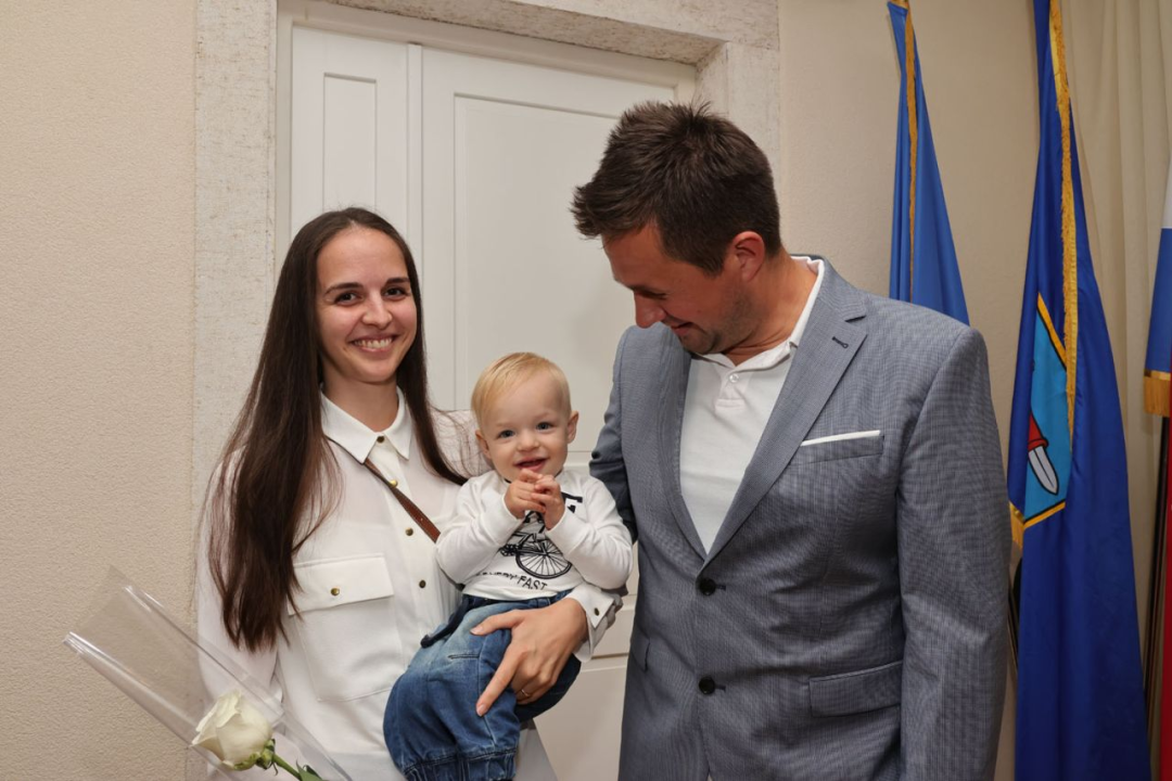 Općina Tisno dodijelila novčanu potporu za 27 vjenčanih parova i novorođenu djecu