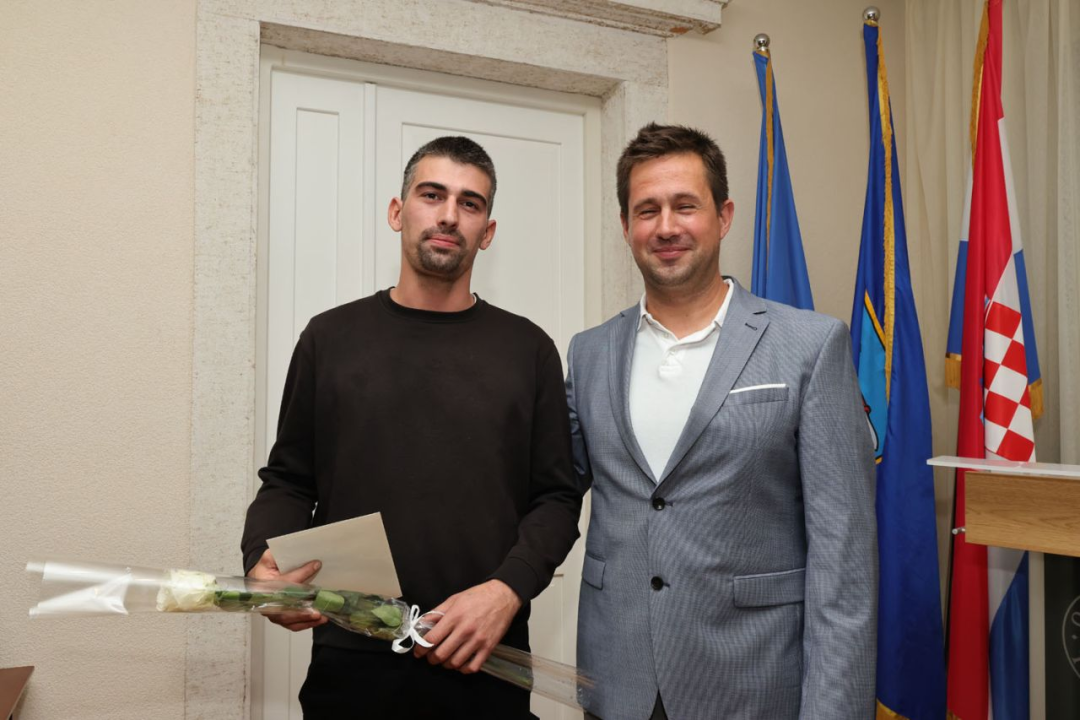 Općina Tisno dodijelila novčanu potporu za 27 vjenčanih parova i novorođenu djecu