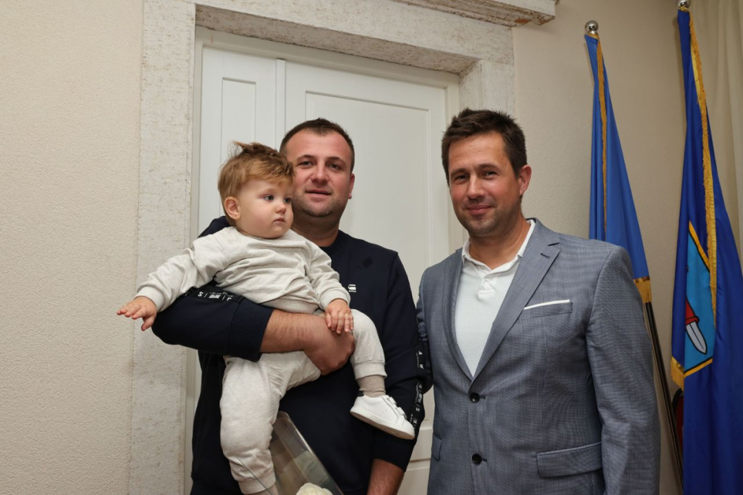 Općina Tisno dodijelila novčanu potporu za 27 vjenčanih parova i novorođenu djecu