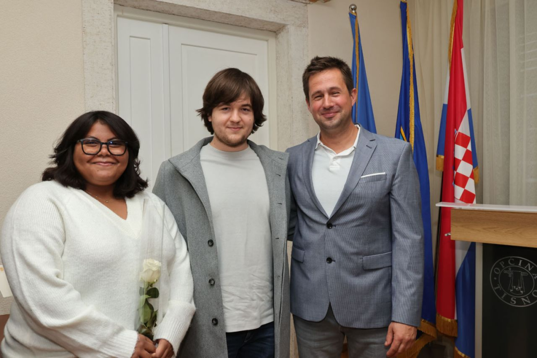 Općina Tisno dodijelila novčanu potporu za 27 vjenčanih parova i novorođenu djecu