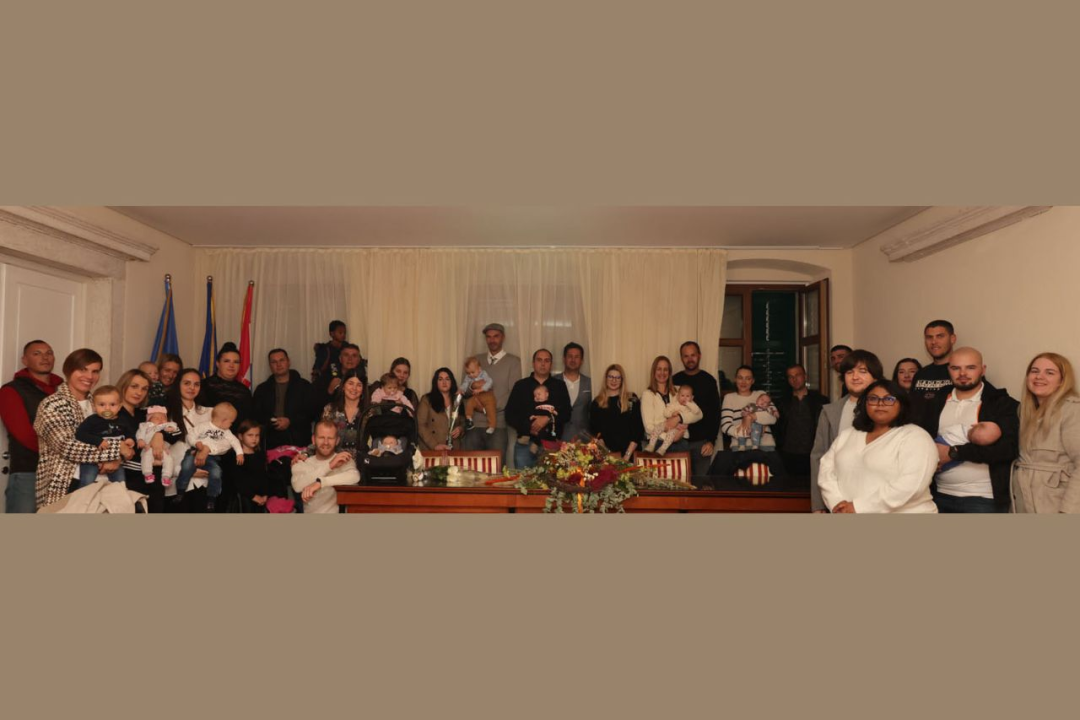 Općina Tisno dodijelila novčanu potporu za 27 vjenčanih parova i novorođenu djecu