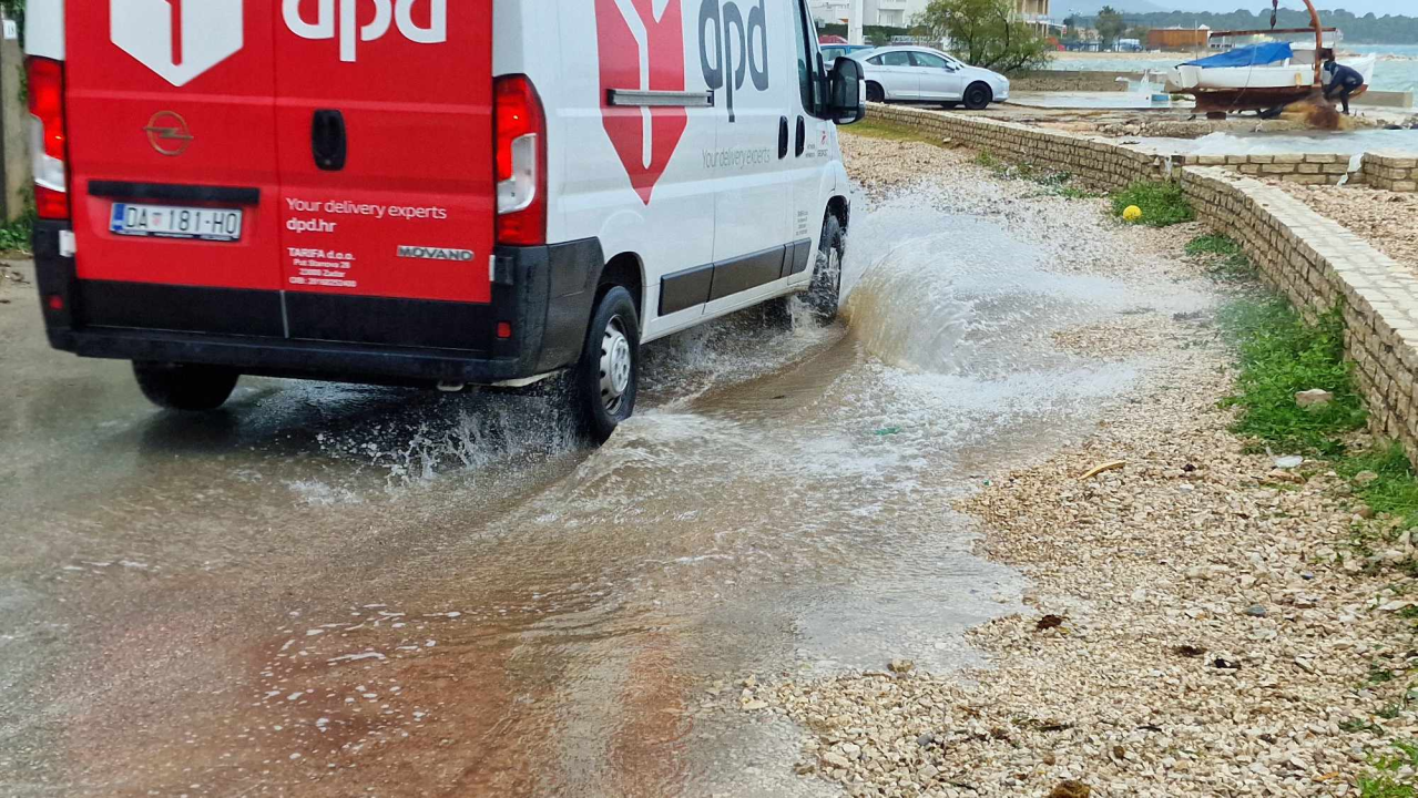 Nezadovoljni mještani Brodarice: Kiša s magistrale slijeva se po ulicama jer upojni bunar ne funkcionira