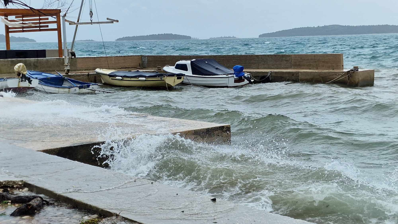 Nezadovoljni mještani Brodarice: Kiša s magistrale slijeva se po ulicama jer upojni bunar ne funkcionira
