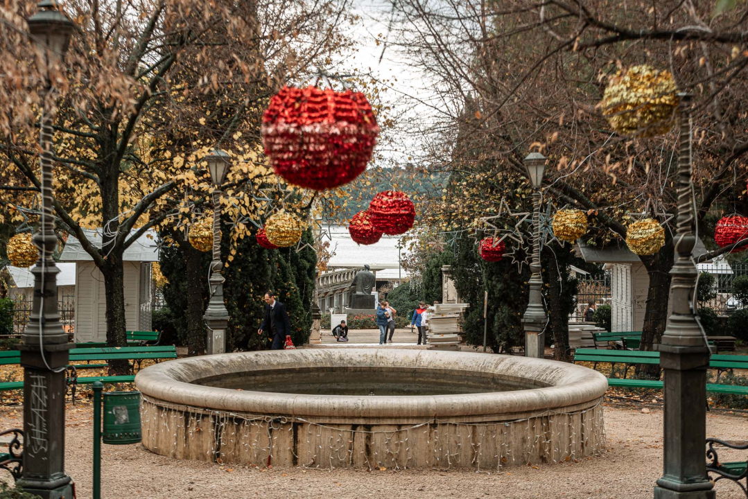 Advent sve bliže: Kućice su jutros stigle u park, a evo i što ćemo jesti
