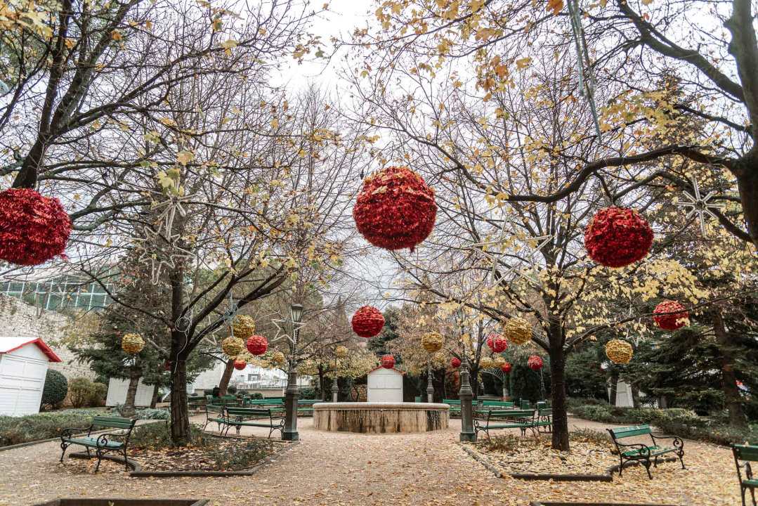 Advent sve bliže: Kućice su jutros stigle u park, a evo i što ćemo jesti