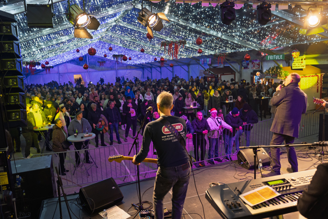 Baruni sinoć rasplesali Knin i otvorili vrata blagdanske čarolije