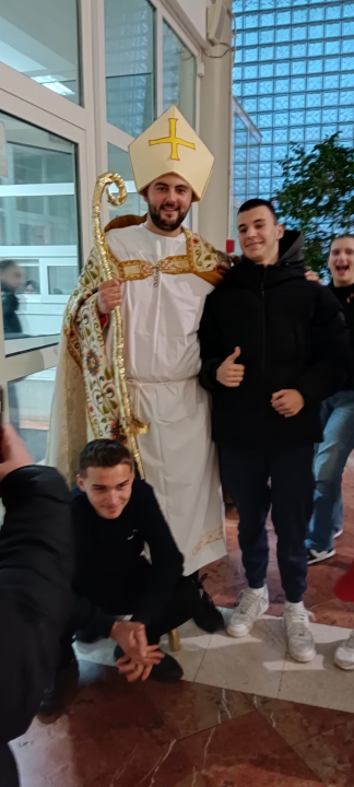 Sveti Nikola i Krampus posjetili učenike i djelatnike Medicinske škole