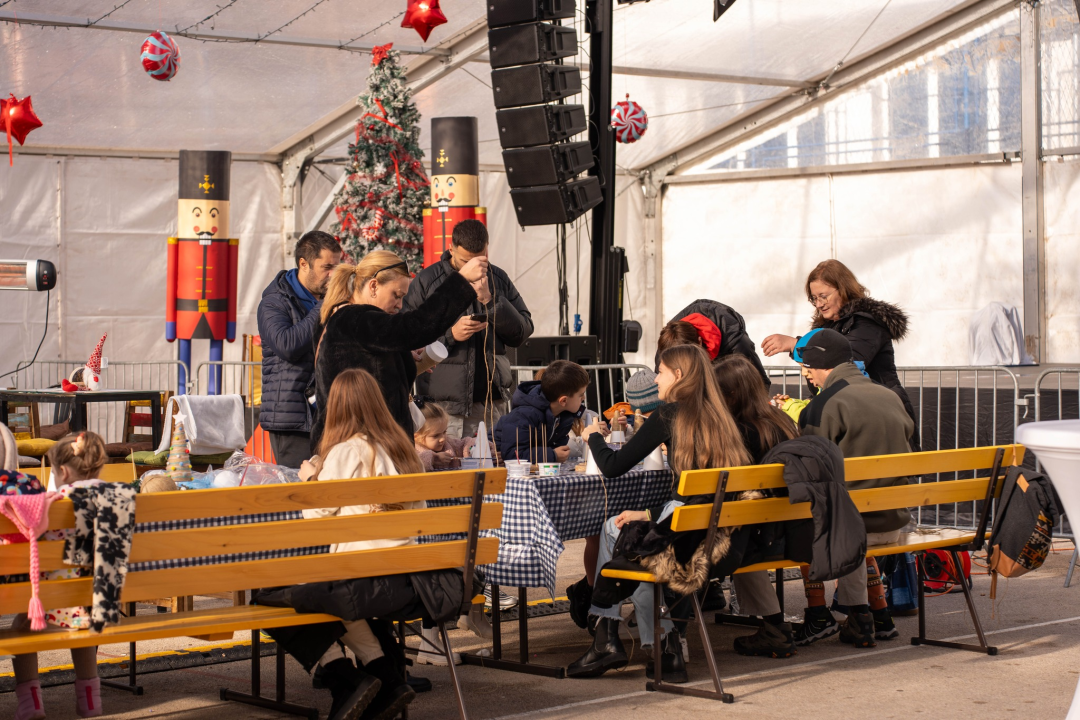 Toplina i zajedništvo: Kninski mališani na radionici izradili božićne borove