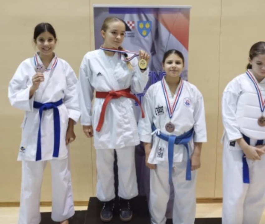 Karataši Osvita uzeli 13 medalja na turniru Dalmatinske lige i šest naslova ukupnih pobjednika natjecanja