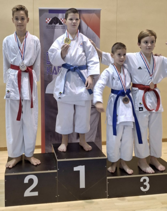 Karataši Osvita uzeli 13 medalja na turniru Dalmatinske lige i šest naslova ukupnih pobjednika natjecanja