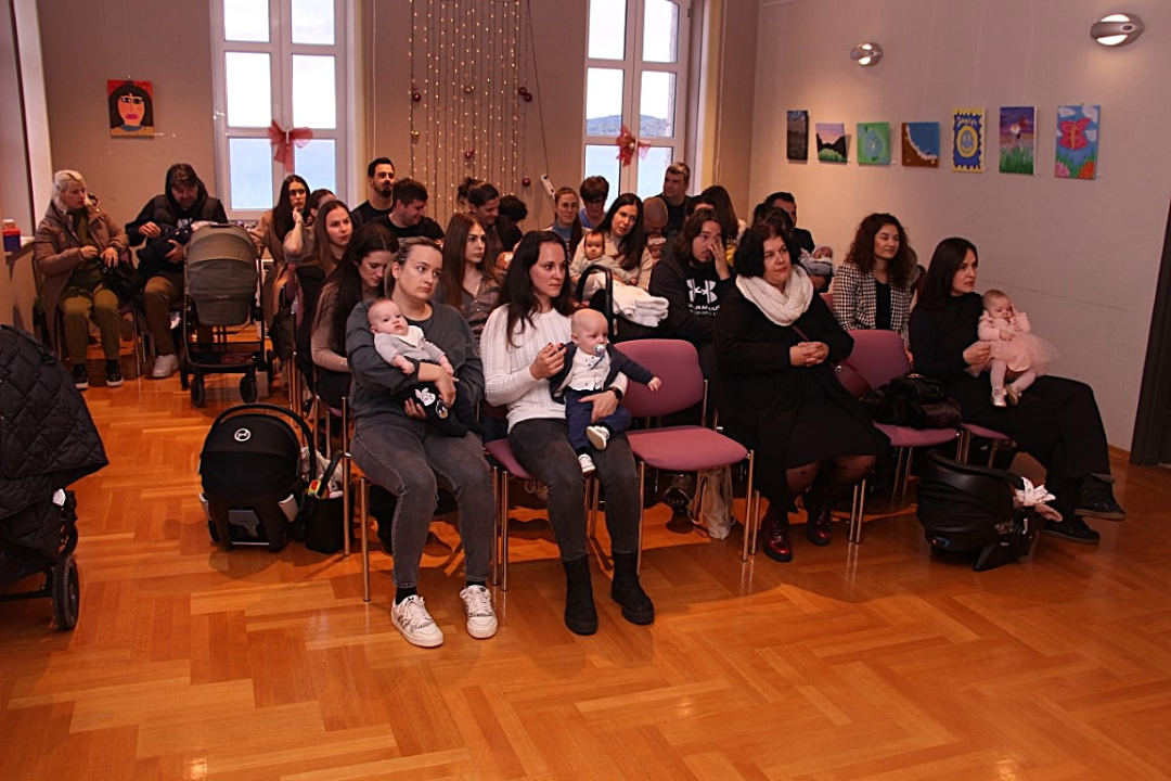 Babyboom u Vodicama: Ove godine 90 novorođenih, gradonačelnik poklonio eure i prigodne darove