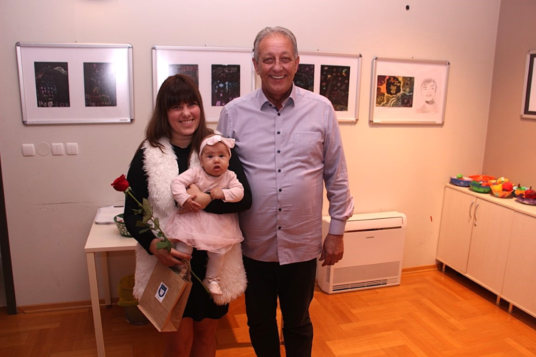 Babyboom u Vodicama: Ove godine 90 novorođenih, gradonačelnik poklonio eure i prigodne darove