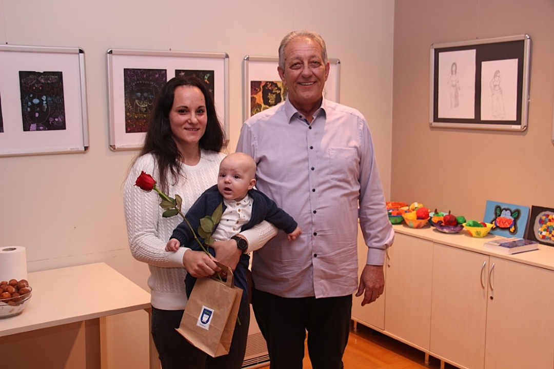 Babyboom u Vodicama: Ove godine 90 novorođenih, gradonačelnik poklonio eure i prigodne darove
