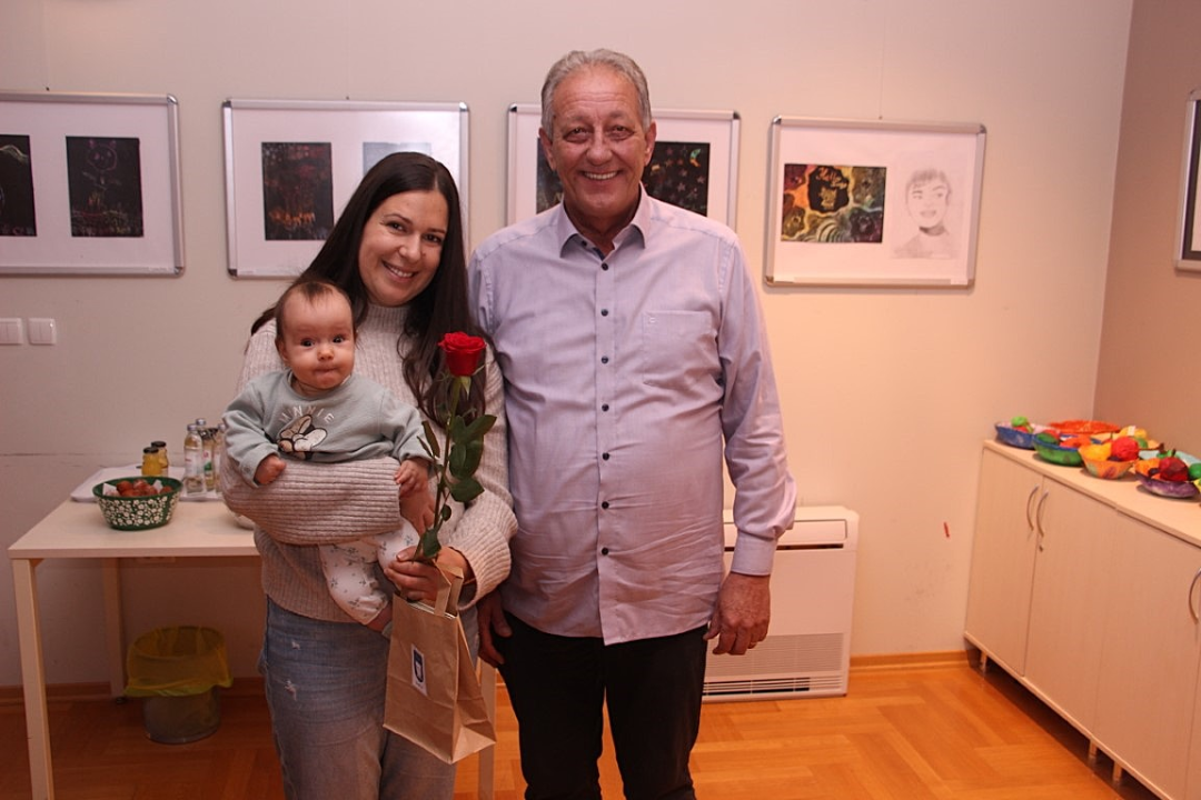 Babyboom u Vodicama: Ove godine 90 novorođenih, gradonačelnik poklonio eure i prigodne darove